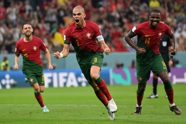Pepe — Portugal — 39 anos e 283 dias: O zagueiro português marcou na vitória de Portugal por 6x1 sobre a Suíça, pelas oitavas de final da Copa do Mundo de 2022, no Catar, entrando para a lista dos jogadores mais velhos a fazer gol no torneio.
 por Reprodução/Fifa