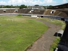 Imagem - Cenário de abandono: estádio que já recebeu a Seleção Brasileira está fechado há 4 anos e tomado pelo mato