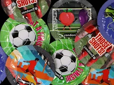 Imagem - Cidade distribuirá camisinhas temáticas na Copa do Mundo com trocadilhos de futebol