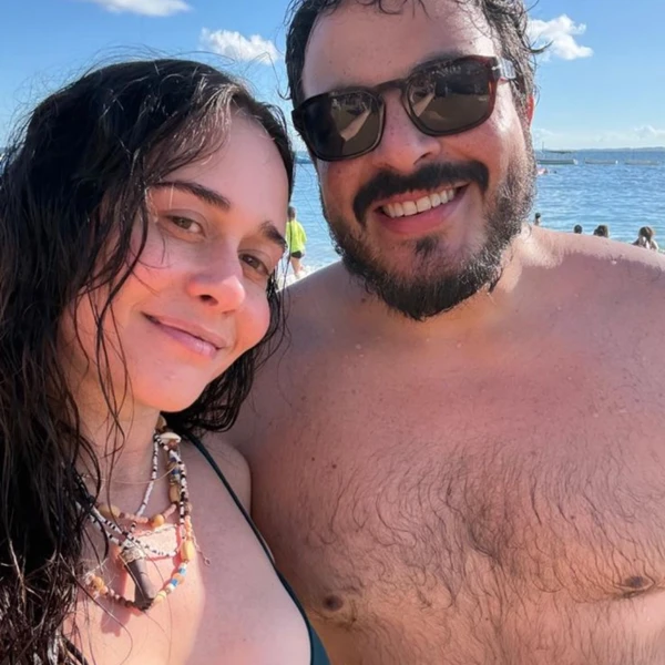 Alessandra Negrini curte praia em Salvador por Reprodução