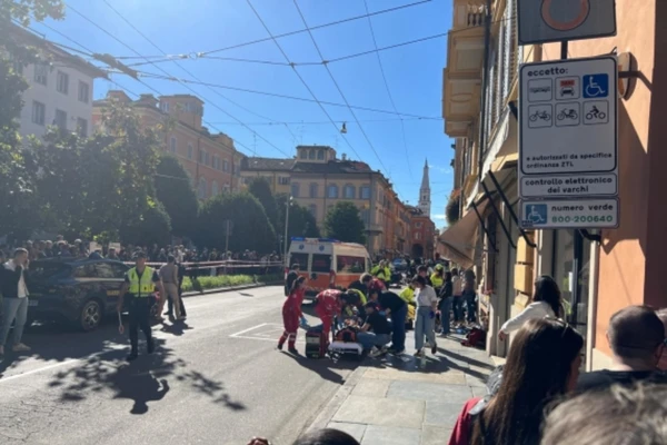 Carro em alta velocidade atropelou pedestres no centro de Modena