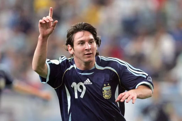 Lionel Messi — Argentina — 18 anos e 357 dias: