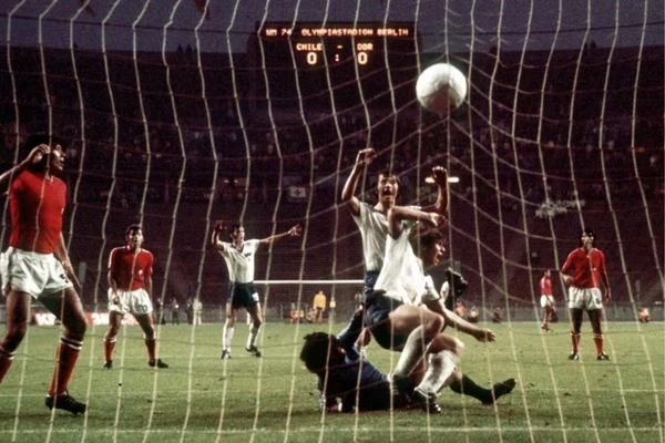 Martin Hoffmann — Alemanha Oriental — 19 anos e 88 dias: O atacante marcou no empate em 1x1 entre Alemanha Oriental e Chile, pela fase de grupos da Copa do Mundo de 1974. por Reprodução/Fifa