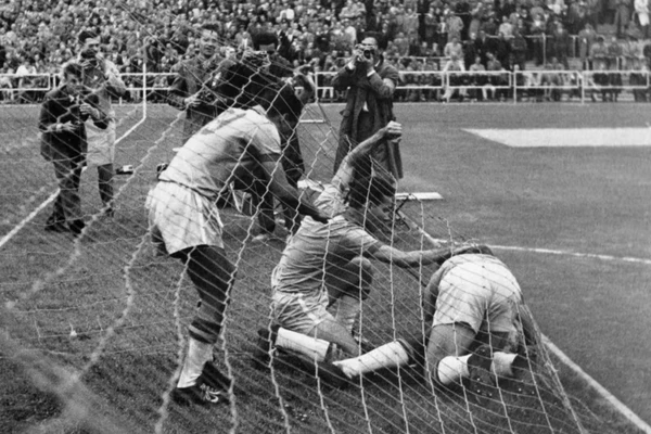 Pelé — Brasil — 17 anos e 239 dias: Pelé se tornou o jogador mais jovem a marcar em uma Copa do Mundo ao balançar as redes na vitória do Brasil por 1x0 sobre País de Gales, nas quartas de final da edição de 1958, na Suécia.
 por Reprodução/Fifa