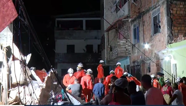 Prédio desaba em Salvador por Reprodução/TV Bahia