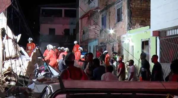 Prédio desaba em Salvador por Reprodução/TV Bahia