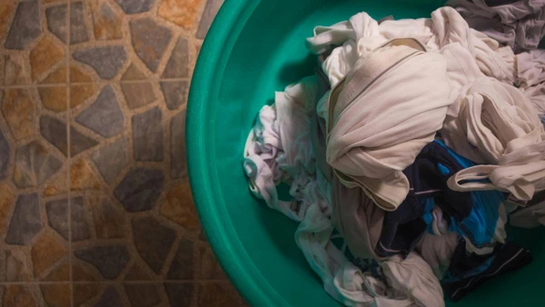 Roupa manchada com água sanitária por Reprodução