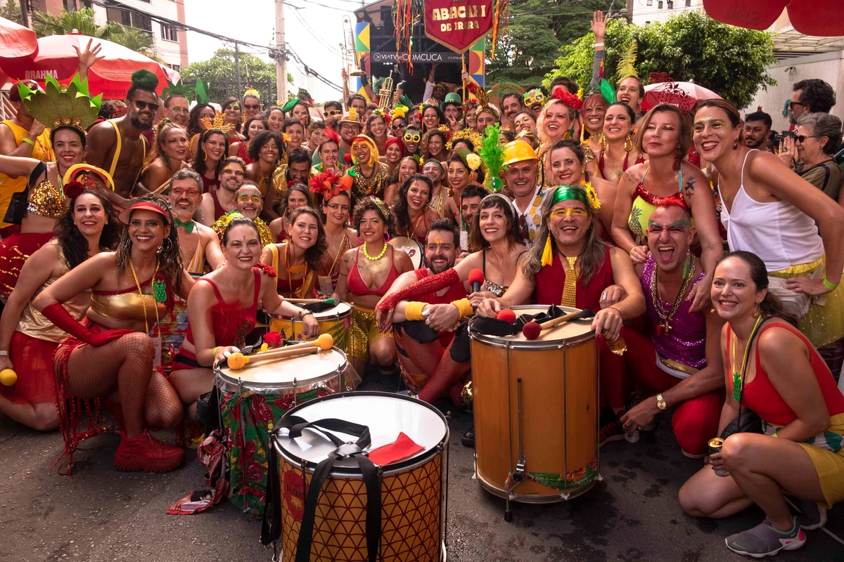  Foliões desfilam fantasiados de abacaxi em bloco que homenageia Tom Zé 