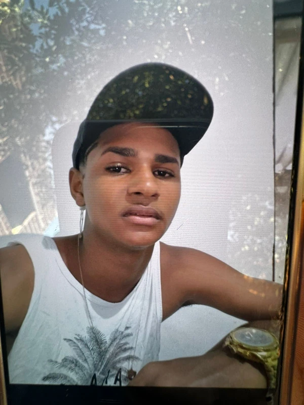 Quatro estudantes são atacados na porta de escola por Reprodução