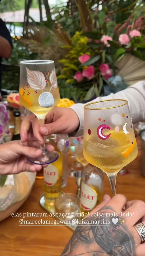Taças do casamento de Marcela Mc Gowan e Luiza Martins  por Reprodução/Instagram