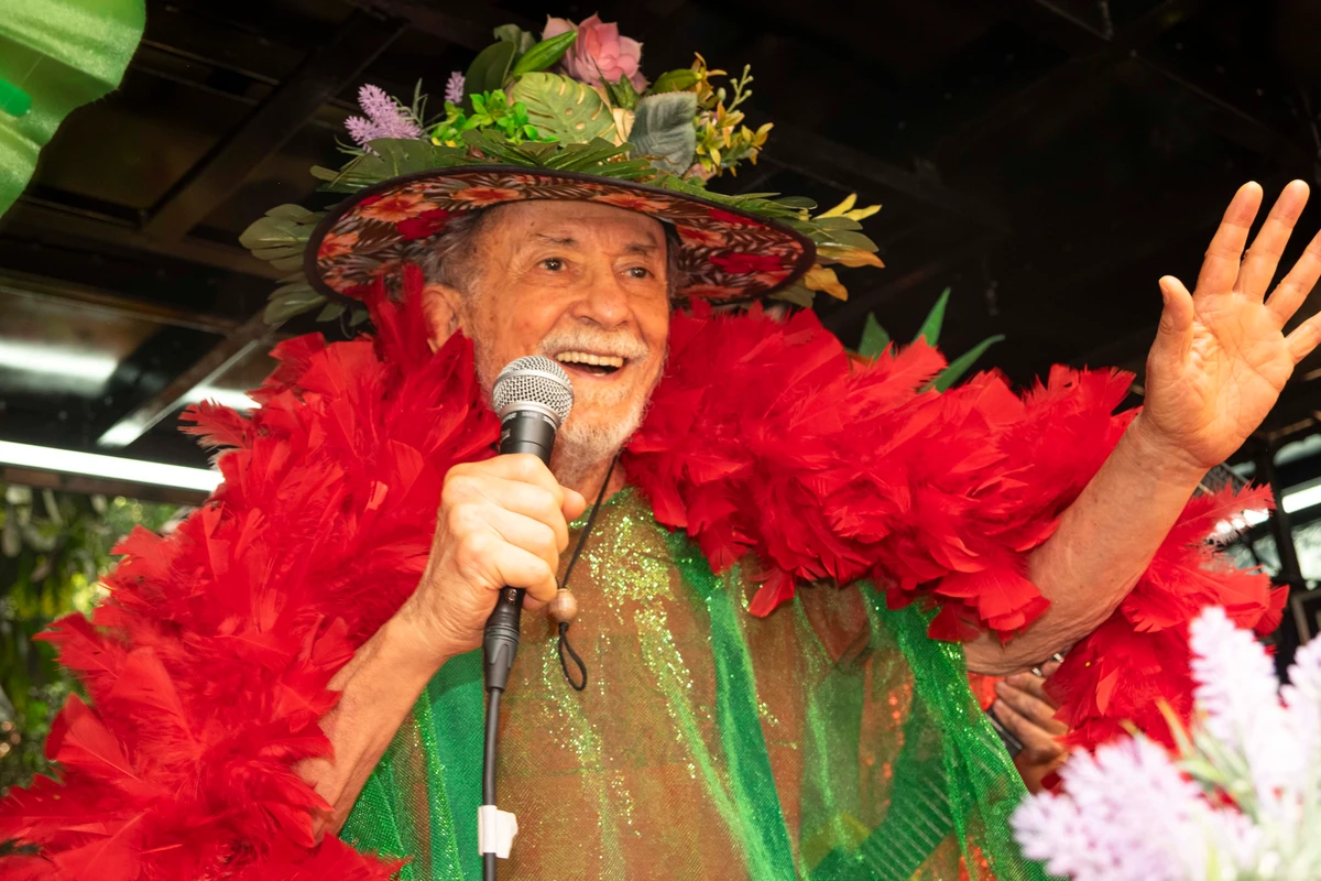 Tom Zé cantando em cima do trio no bloco Abacaxi de Irará