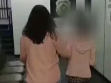 Imagem - Mulher é detida por manter filho preso a correntes e fazê-lo dormir no quintal