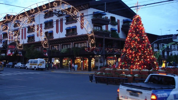 A cidade conhecida pelo frio, pelas ruas floridas, pelos chocolates e pelo Natal Luz organiza boa parte da circulação central com rotatórias por Fernando S. Aldado/Wikimedia Commons