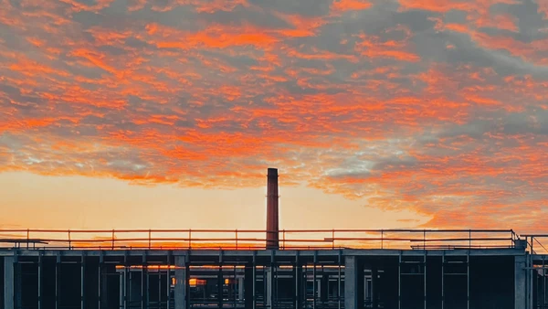 A produção de blocos reciclados depende de processos industriais que transformam resíduos em novos materiais por Pexels