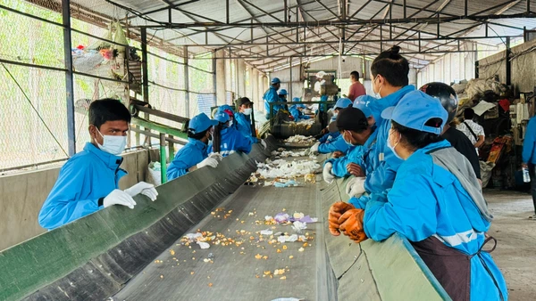 Antes de virar material industrial, o plástico passa por coleta, triagem e preparação para reciclagem por Pexels