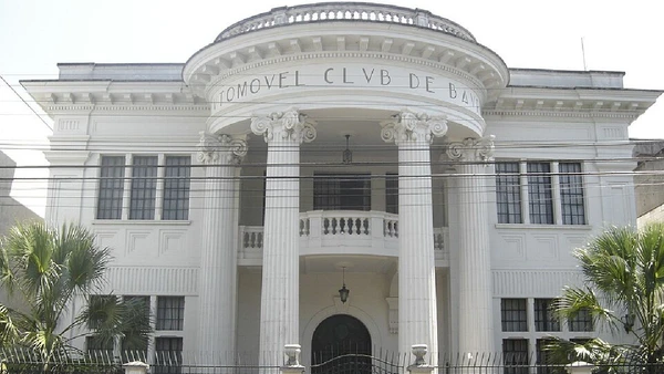 Automóvel Clube de Bauru preserva fachada histórica no centro da cidade, ainda apresentando a grafia antiga da letra U que era representada como V por Renandosreis / Wikimedia Commons