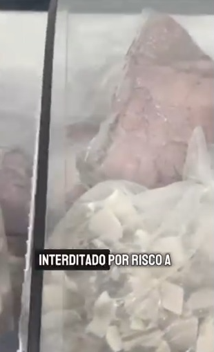 Baratas no balcão e insetos no peito de frango: açougue é fechado por irregularidades  por Polícia Civil de Cuiabá 