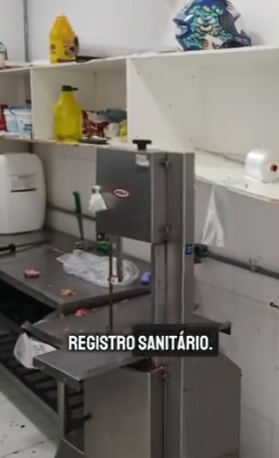 Baratas no balcão e insetos no peito de frango: açougue é fechado por irregularidades  por Polícia Civil de Cuiabá 