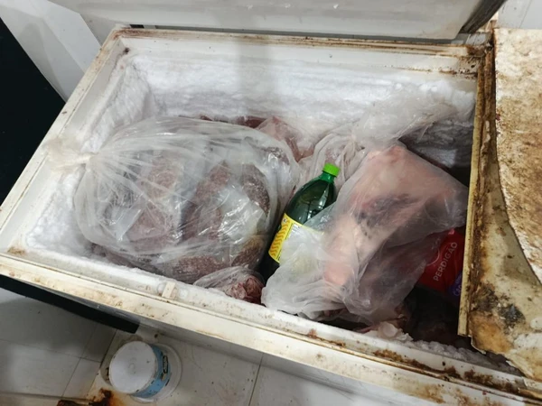 Baratas no balcão e insetos no peito de frango: açougue é fechado por irregularidades por Polícia Civil de Cuiabá