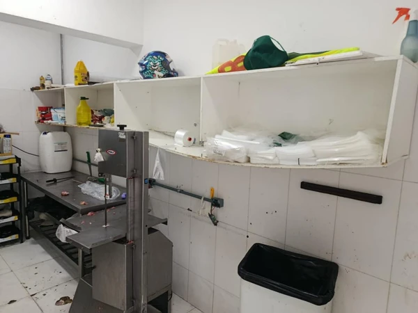 Baratas no balcão e insetos no peito de frango: açougue é fechado por irregularidades por Polícia Civil de Cuiabá