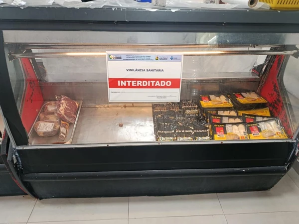 Baratas no balcão e insetos no peito de frango: açougue é fechado por irregularidades por Polícia Civil de Cuiabá