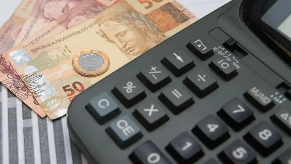  Famílias inscritas com NIS final 1 começam a receber o benefício de maio nesta segunda-feira (18). Marcello Casal Jr/Agência Brasil por AGENCIA BRASIL