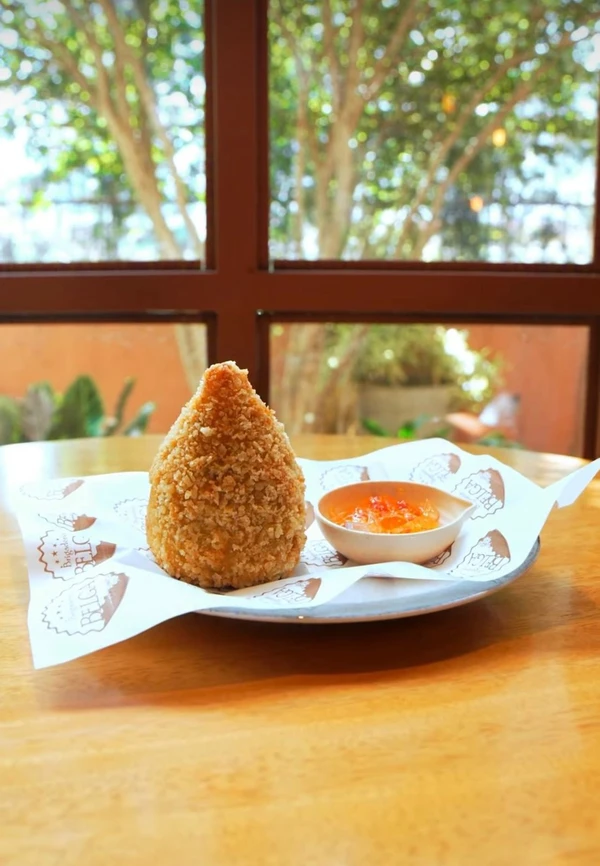 Coxinha da Brigaderia Belga. 
Além da coxinha tradicional, tem sabores como camarão e siri. Rua São João Batista, 200, Santa Mônica (Feira de Santana) e Shopping Barra. Instagram: @brigaderia.belga por Reprodução