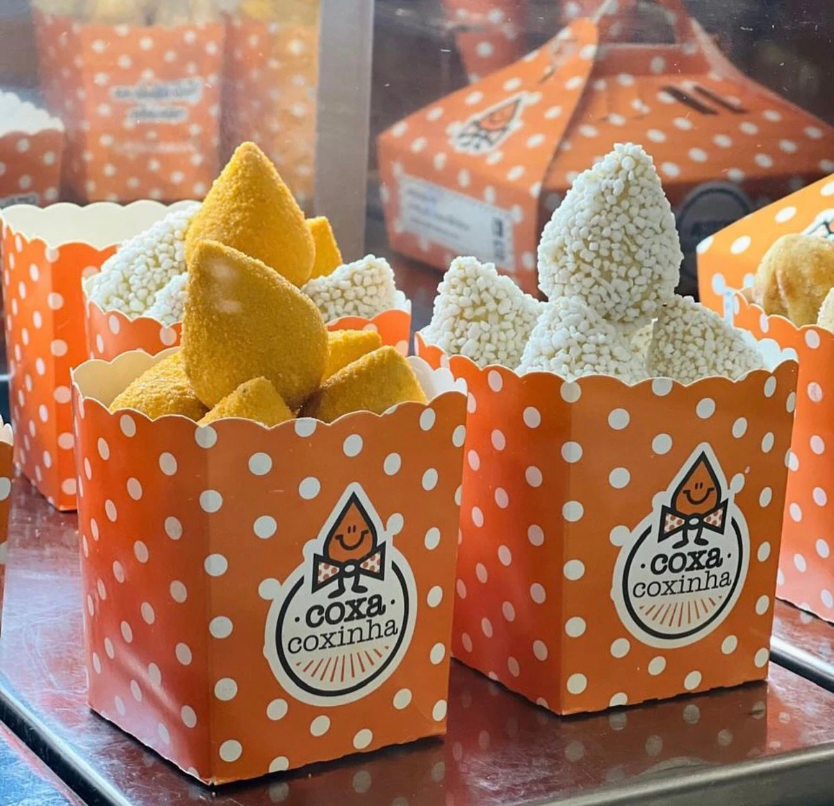 Coxinha da Coxa Coxinha. Lojas nos shoppings Salvador, Bela Vista, Paralela, Barra, Parque Shopping (Lauro de Freitas) e Boulevard (Feira de Santana). Instagram: @coxacoxinha por Reprodução