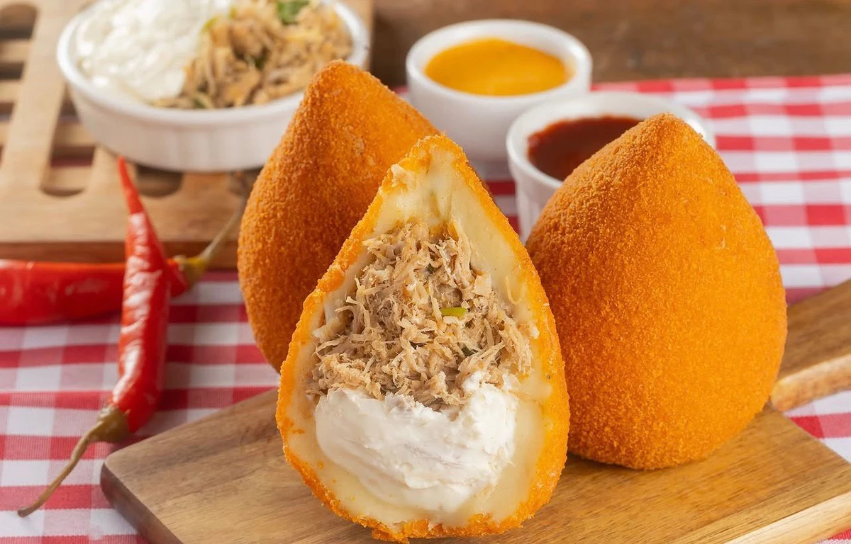 Coxinha da Coxinha do Gago. Lojas na Estação Acesso Norte, Rio Vermelho, Multishop da Boca do Rio, Estação Rodoviária, Center Lapa, Shopping Vila Laura, Itapuã, Pituba, Shopping Artêmia (Feira de Santana), no Outlet Premium (Estrada do Coco), Alagoinhas (Centro) e na Praia do Forte. Instagram: @coxinhadogago_ por Reprodução