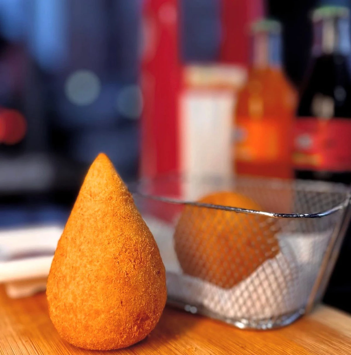 Coxinha da coxinha.com. Lojas na Praça Ana Lúcia Magalhães, Shopping Villarejo Mall (Jaguaribe) e Condomínio Brisas (Avenida Paralela). Instagram: @coxinhapcom por Reprodução
