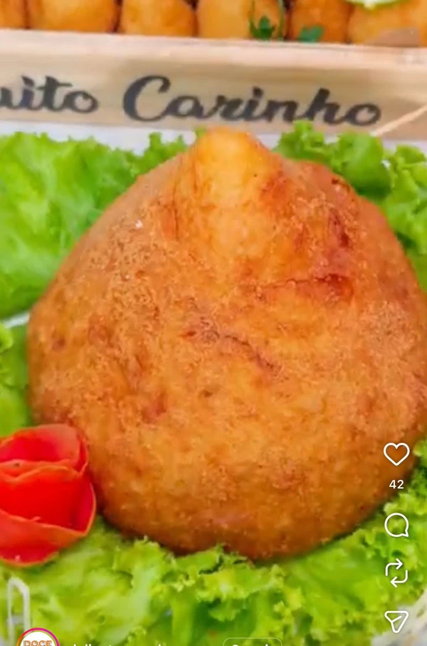 Coxinha da Doce Pão. Tem lojas na Pituba, Brotas, Matatu e Uruguai. Instagram: @delicatessendocepao por Reprodução