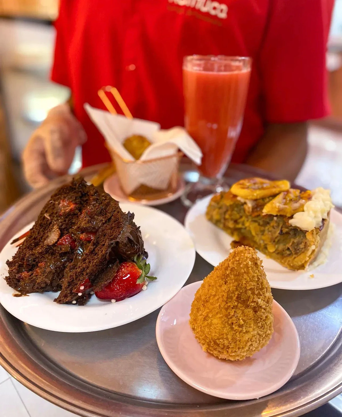 Coxinha da Kathuca Tortas. A marca ficou famosa pelo rodízio de tortas, mas também faz salgados. Loja na Avenida Jorge Amado, 606, Imbuí. Instagram:@kathucatortas por Reprodução