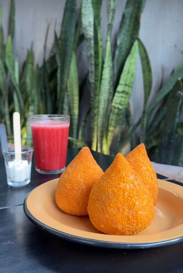 Coxinha da Olilo Coxinhas e Pastéis. Tem unidades no Imbuí (Shopping das Gaivotas), na Vila Laura (Rua Doutor Genésios Salles, 38) e em Itapuã (San Felipe Center). Instagram: @olilooficial por Reprodução