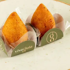 Coxinha da Viva Gula. Lojas nos Shoppings da Bahia, Salvador, Salvador Norte, Paralela, Bela Vista, Barra, Parque Shopping Bahia (Lauro de Freitas) e Boulevard Feira de Santana. Instagram: @avivagula por Reprodução
