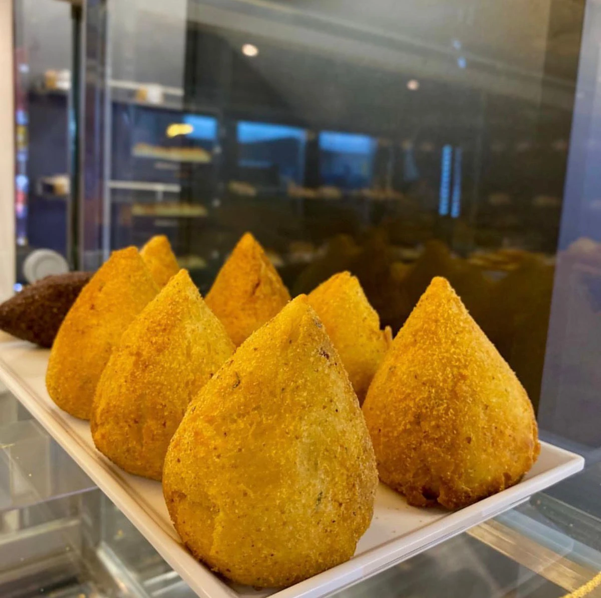 Coxinha de A Padocaria. Loja na Rua Prof. Isaías Alves de Almeida, 364. Instagram: @apadocaria.ba por Reprodução