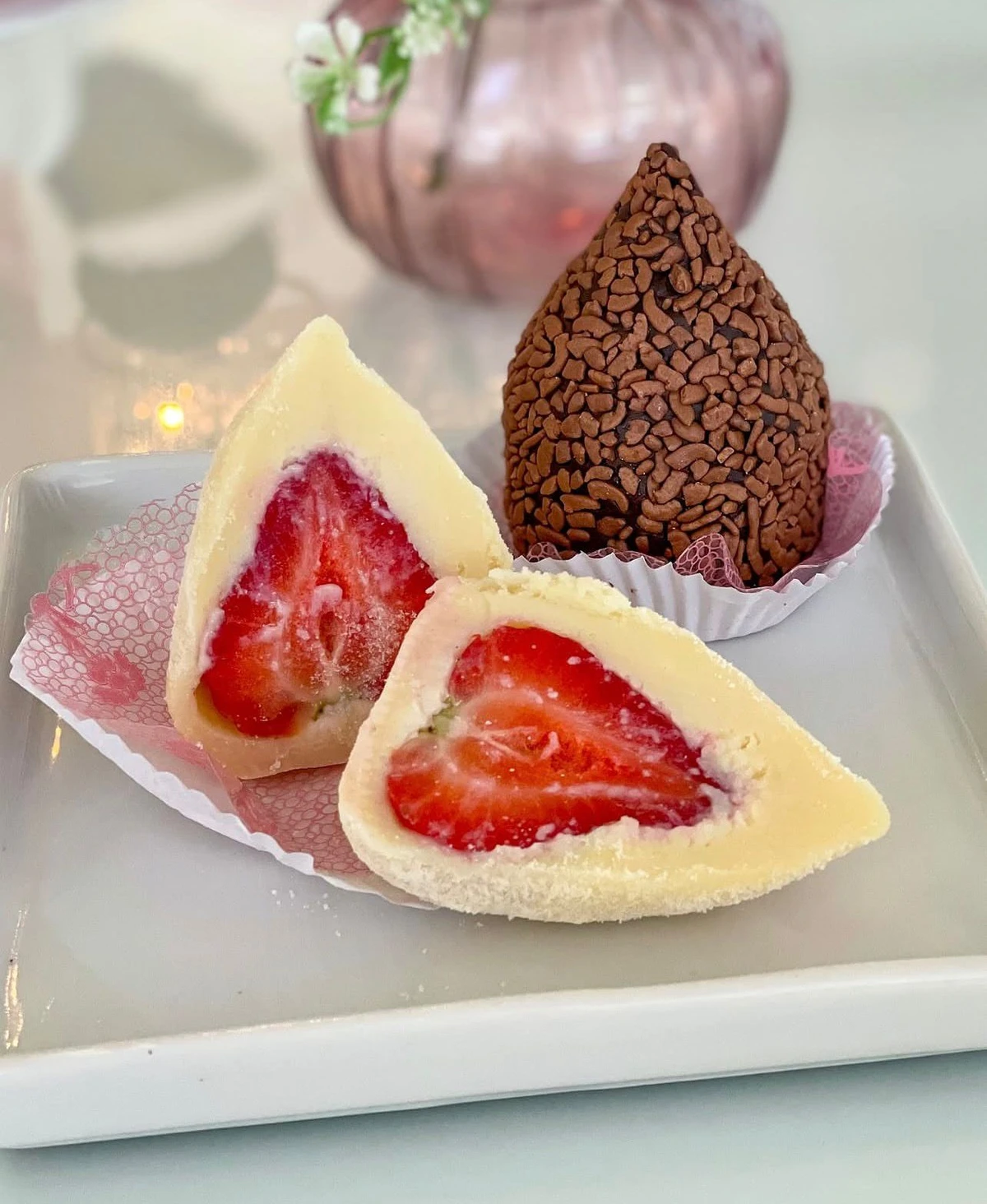 Coxinha de morango da Doce Encontro. Além da coxinha tradicional, é um dos locais que oferece coxinha de morango com brigadeiro. Lojas na Rua Virgildásio Sena, 14 (Boca do Rio) e Silver Shopping (Imbuí). Instagram: @doceencontroo_ por Reprodução