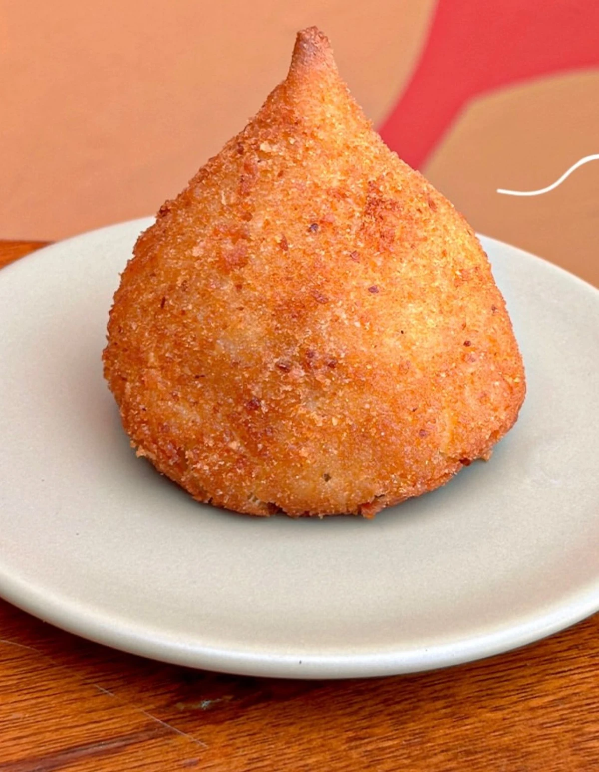Coxinha de Rai Cunha Confeitaria. Loja na Rua Politeama, 3, Centro. Instagram: @raicunhaconfeitaria por Reprodução
