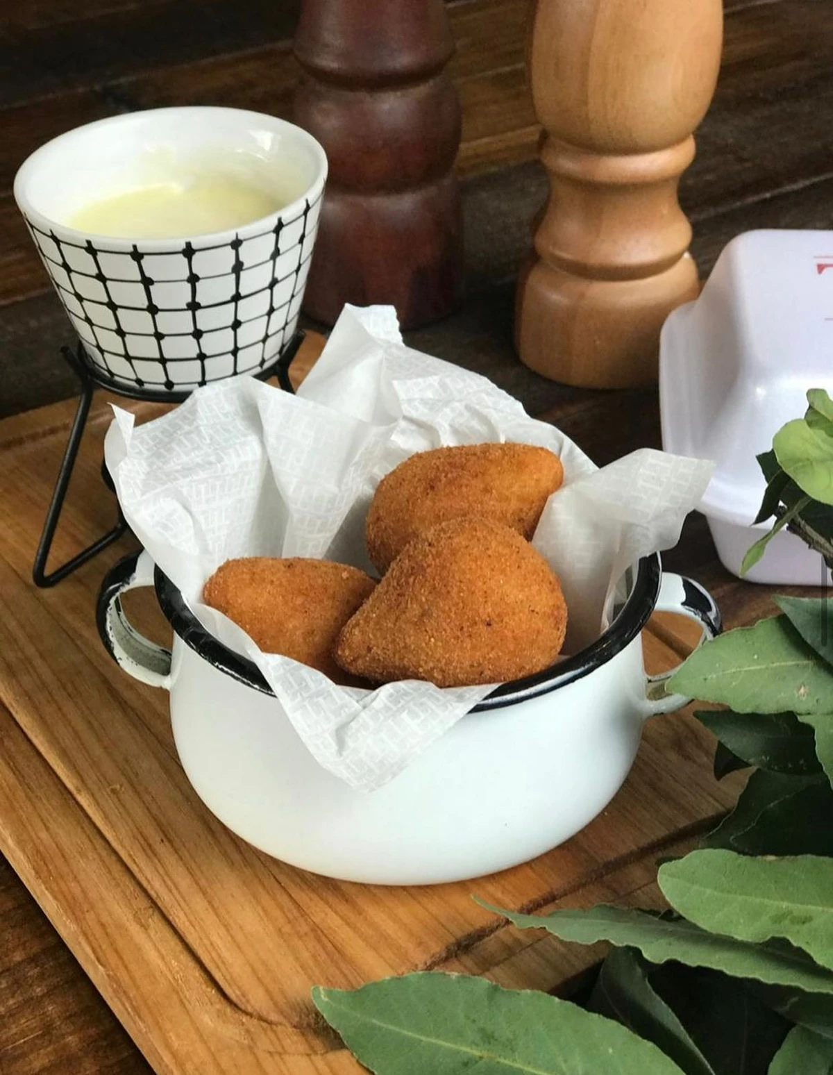 Coxinha (fodue) da Tortarelli. Tem tanto a opção de fondue quanto a coxinha unitária. Lojas no Salvador Shopping, Vitória Boulevard, Shopping Barra e Praça Ana Lúcia Magalhães. Instagram: @tortarelli por Reprodução