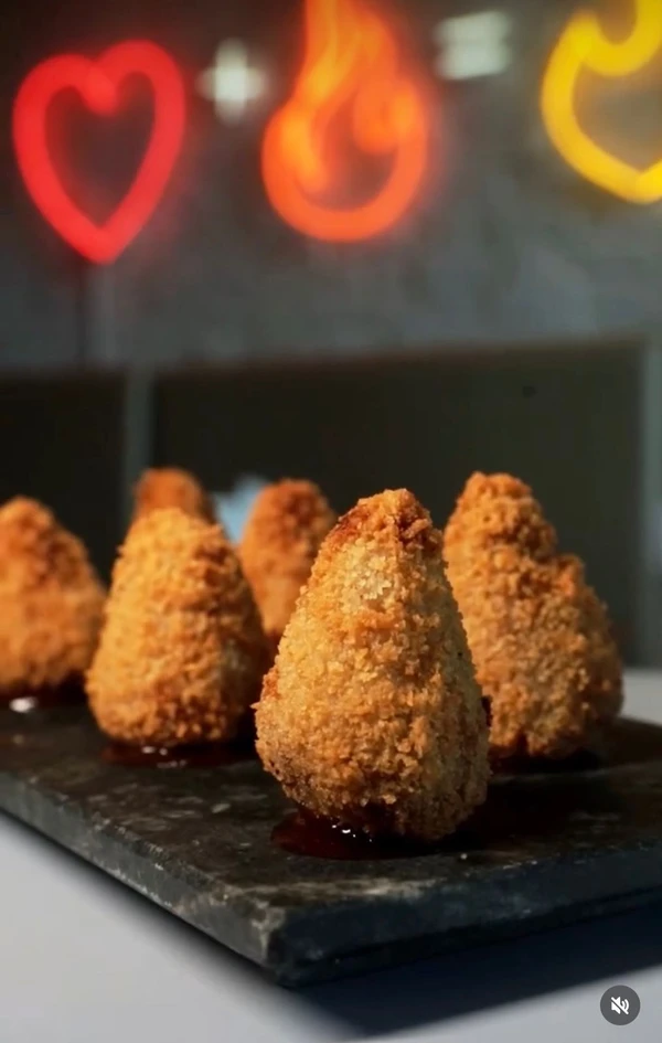 Coxinha Pulled Pork da Cazolla. As coxinhas da casa são diferentes, como de pulled pork (lombo cozido), camarão e pastrami. Lojas na Avenida Paulo VI, 1828, e nos shoppings Paralela e Salvador. @Instagram: @vempracazolla por Reprodução