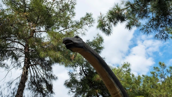Dinossauro de pescoço longo aparece em imagem meramente ilustrativa; a nova espécie descrita na Tailândia tinha cerca de 27 metros de comprimento