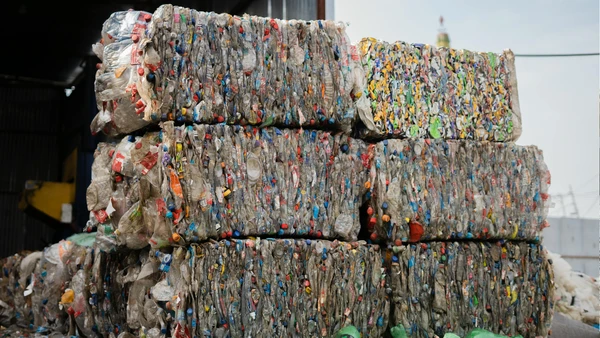 Embalagens comuns no lixo urbano estão entre os resíduos que podem ganhar novo destino por meio da reciclagem por Pexels