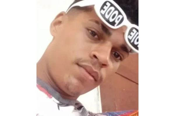 Irmãos morreram após batida frontal entre carro e micro-ônibus por Reprodução