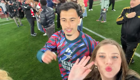Isabella Rousso e Gabriel Martinelli celebrando convocação