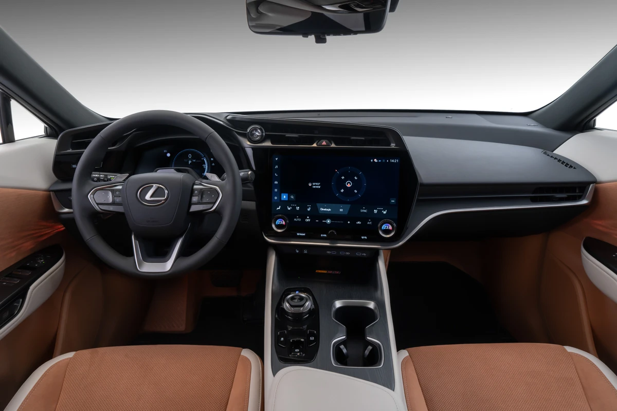 Requintada, a cabine tem os comandos voltados para o motorista e oito airbags por Divulgação