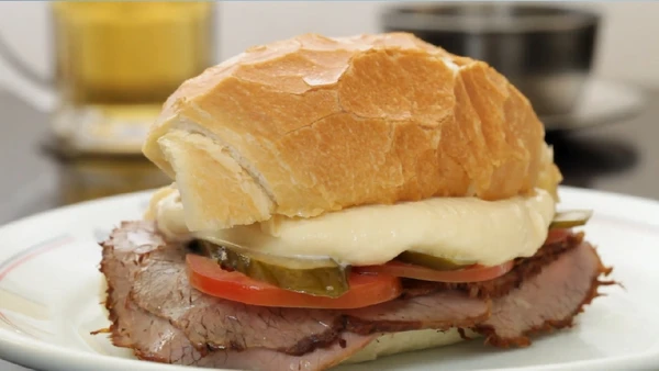 Mesmo sem ter nascido fisicamente no município, o lanche virou um símbolo local. Hoje, o sanduíche é patrimônio cultural imaterial da cidade e do Estado, com receita protegida