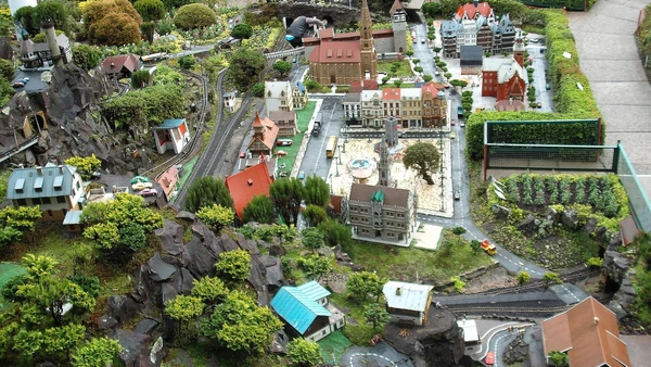 Mini Mundo reúne réplicas em escala reduzida e está entre as atrações familiares mais conhecidas de Gramado por CesarCardoso/Wikimedia Commons