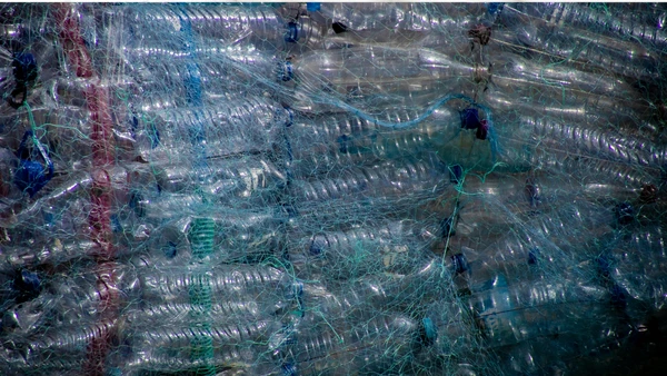 O projeto canadense reaproveitou cerca de 612 mil garrafas plásticas em painéis usados na estrutura da casa por Pexels