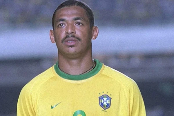 O volante Vampeta, natural de Nazaré, foi para a Copa de 2002 por Reprodução