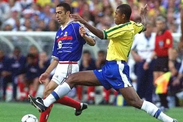 O zagueiro Júnior Baiano, natural de Feira de Santana, foi para a Copa de 1998 por Reprodução