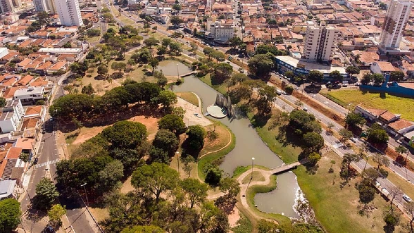 Parque Vitória Régia é um dos principais cartões-postais de Bauru, com lago, concha acústica e áreas de passeio por Governo do Estado de São Paulo
